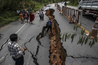 Earthquake, Disaster, Collapsed roads, Split road image