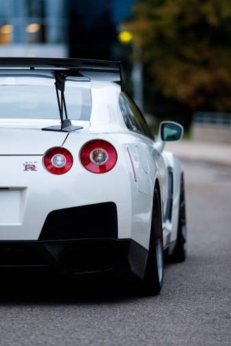 Cool White Nissan GTR Backgrounds for iPhone